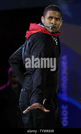 Recording Artist Usher führt bei einer Siegerehrung Während der olympischen Winterspiele von Vancouver 2010 in Whistler, Kanada am 27. Februar 2010. UPI/Kevin Dietsch Stockfoto