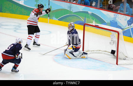 Kanadas Sidney Crosby feiert, als er auf dem USA Ryan Miller Score in Überstunden von Eis der Goldmedaille Männer Eishockey Spiel in Canada Hockey Place in Vancouver, Kanada zu gewinnen, während der Olympischen Winterspiele 2010, am 28. Februar 2010. Auf der linken Seite ist die USA Zach Parise, zählte ein Ziel mit 25 Sekunden im Spiel Links, um Überstunden zu senden. UPI/Roger L. Wollenberg Stockfoto