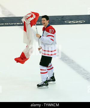 Kanadas Sidney Crosby lacht wie die Flagge, die er der Durchführung der verworrenen erhält nach Kanada USA 3-2 im Laufe der Zeit von der Goldmedaille Männer Eishockey Spiel in Canada Hockey Place in Vancouver, Kanada, Beat, während der Olympischen Winterspiele 2010, am 28. Februar 2010. UPI/Roger L. Wollenberg Stockfoto