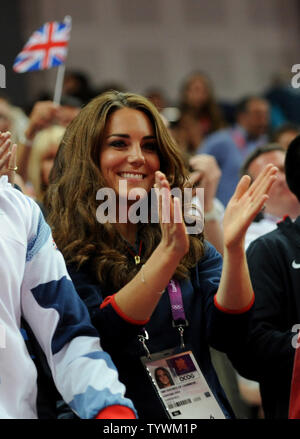 Kate Middleton, die Herzogin von Cambridge, Beifall auf Großbritanniens Einträge in der Men's Pferd Gerätefinale am North Greenwich Arena während der Olympischen Sommerspiele 2012 in London in Greenwich, London Am 5. August 2012. UPI/Pat Benic Stockfoto