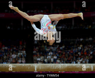 Chinas Deng Linlin führt ihre Goldmedaille routine auf dem Schwebebalken während der Frauen Gymnastik Gerätefinale Konkurrenz an der North Greenwich Arena während der Olympischen Sommerspiele 2012 in London Greenwich, London Am 7. August 2012. Chinas Deng Linlin gewann den Gold, Chinas Sui Lu die Silber und USA Alexandra Raisman die Bronze. UPI/Pat Benic Stockfoto