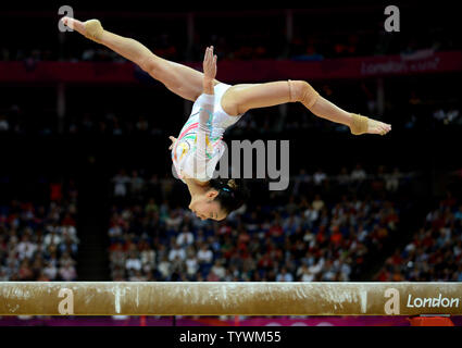 Chinas Deng Linlin führt ihre Goldmedaille routine auf dem Schwebebalken während der Frauen Gymnastik Gerätefinale Konkurrenz an der North Greenwich Arena während der Olympischen Sommerspiele 2012 in London Greenwich, London Am 7. August 2012. Chinas Deng Linlin gewann den Gold, Chinas Sui Lu die Silber und USA Alexandra Raisman die Bronze. UPI/Pat Benic Stockfoto