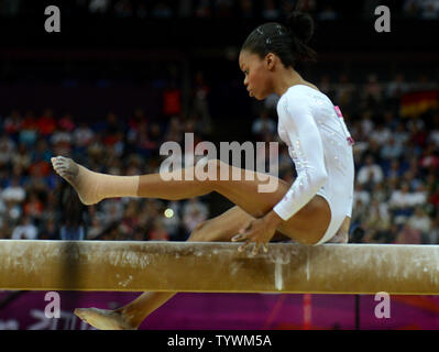 Die USA Gabrielle Douglas, Rund-um-goldmedaillengewinner, der Frau rutscht auf dem Schwebebalken während der Frauen Gymnastik Gerätefinale Konkurrenz an der North Greenwich Arena während der Olympischen Sommerspiele 2012 in London Greenwich, London Am 7. August 2012. Douglas beendete die vorletzte. Chinas Deng Linlin gewann den Gold, Chinas Sui Lu die Silber und USA Alexandra Raisman die Bronze. UPI/Pat Benic Stockfoto