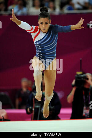 Die USA Alexandra Raisman führt ihre Goldmedaille routine auf dem Boden während der Frauen Gymnastik Gerätefinale Konkurrenz an der North Greenwich Arena während der Olympischen Sommerspiele 2012 in London Greenwich, London Am 7. August 2012. Die USA Alexandra Raisman gewann den Gold, Rumäniens Cataline Ponor die Silber und Russland Alijah Mustafina die Bronze. UPI/Pat Benic Stockfoto