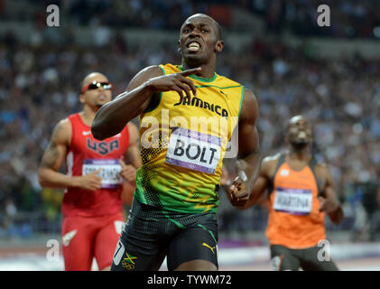 Jamaikas Usain Bolt gewinnt die Goldmedaille im 200 m-Finale bei den Olympischen Stadion während der Olympischen Sommerspiele 2012 in London im Olympischen Park in Stratford, London Am 9. August 2012. Die Schraube wurde der erste Olympican die 100 m und 200 m Rennen in aufeinander folgenden Olympischen Spiele zu gewinnen. Seine Zeit: 19.32. Jamaika fegte die Rennen mit Mannschaftskameraden Yohan Blake, die Silber und Warren Wehr die Bronzemedaille. UPI/Pat Benic Stockfoto