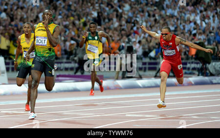 Jamaikas Usain Bolt legt er den Finger auf den Mund, als er die Goldmedaille im 200 m-Finale gewinnt am Olympiastadion während der Olympischen Sommerspiele 2012 in London im Olympischen Park in Stratford, London Am 9. August 2012. Die Schraube wurde der erste Olympican die 100 m und 200 m Rennen in aufeinander folgenden Olympischen Spiele zu gewinnen. Seine Zeit: 19.32. Jamaika fegte die Rennen mit Mannschaftskameraden Yohan Blake, die Silber und Warren Wehr (L) die Bronzemedaille. Auf der rechten Seite ist die USA Wallace Spearmon, die vierte kam. UPI/Pat Benic Stockfoto