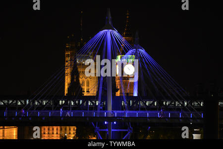 Ein Zug kreuze Hungerford Brücke zu Charing Cross über die Themse in London am 24. Juli 2012, als die Westminster Palace und Big Ben sind im Hintergrund angezeigt. Die Eröffnungsfeier der Olympischen Spiele 2012 in London ist für Freitag, 27. Juli 2012. UPI/Pat Benic Stockfoto