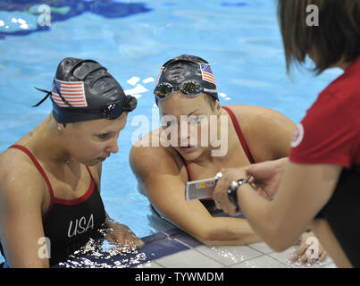 Synchronschwimmerinnen Mariya Koroleva (L) und Maria Killman der Vereinigten Staaten sehen Sie ein Video von Ihrer Routine während einer Trainingseinheit an den Olympischen Sommerspielen 2012 in London am 26. Juli 2012 in London. UPI/Brian Kersey Stockfoto