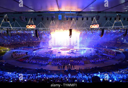 Die Olympischen Ringe sind während der Eröffnungsfeier der Olympischen Spiele 2012 in London am 27. Juli angezeigt, 2012 in Stafford, London. Die Show, die von Academy Award erstellt Regisseur Danny Boyle, feiert die Geschichte Englands durch den Einsatz von pop-Kultur und Geschichte. UPI/Pat Benic Stockfoto