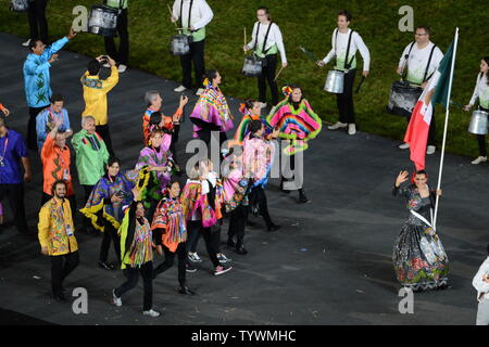 Team Mexiko wird von Maria Espinoza, als sie das Stadion in der Parade der Nationen während der Eröffnungsfeier der Olympischen Spiele 2012 in London geben Sie am 27. Juli 2012 in Stafford, London. UPI/Pat Benic Stockfoto