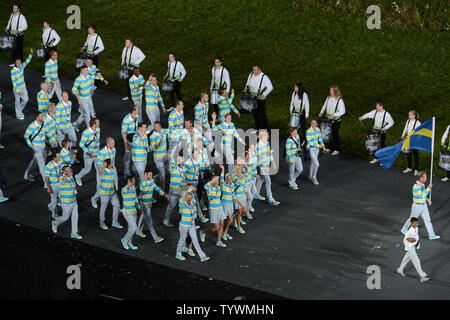 Team Schweden tritt das Stadion geführt von Rolf-Goran Bengtsson in der Parade der Nationen während der Eröffnungsfeier der Olympischen Spiele 2012 in London am 27. Juli in Stafford, London 2012. UPI/Pat Benic Stockfoto