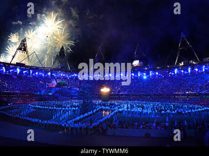 Beleuchtung und Feuerwerk spielen über Olympiastadion während der Eröffnungsfeier der Olympischen Spiele 2012 in London am 27. Juli 2012 in London. UPI/Terry Schmitt Stockfoto