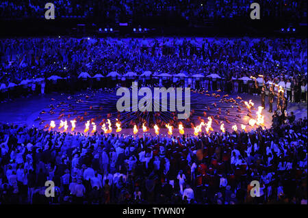 Die olympische Flamme leuchtet während der Eröffnungsfeier der Olympischen Spiele 2012 in London am 27. Juli 2012 in Stafford, London. Die Fackel angezündet durch sieben aufstrebende britische Athleten. UPI/Pat Benic Stockfoto