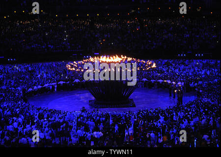 Die olympische Flamme leuchtet während der Eröffnungsfeier der Olympischen Spiele 2012 in London am 27. Juli 2012 in Stafford, London. Die Fackel angezündet durch sieben aufstrebende britische Athleten. UPI/Pat Benic Stockfoto