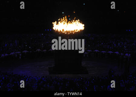 Die olympische Flamme leuchtet während der Eröffnungsfeier der Olympischen Spiele 2012 in London am 27. Juli 2012 in Stafford, London. Die Fackel angezündet durch sieben aufstrebende britische Athleten. UPI/Pat Benic Stockfoto