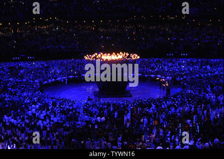 Die olympische Flamme leuchtet während der Eröffnungsfeier der Olympischen Spiele 2012 in London am 27. Juli 2012 in Stafford, London. Die Fackel angezündet durch sieben aufstrebende britische Athleten. UPI/Pat Benic Stockfoto