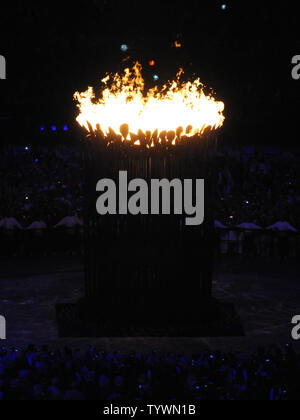 Die olympische Flamme leuchtet während der Eröffnungsfeier der Olympischen Spiele 2012 in London am 27. Juli 2012 in Stafford, London. Die Fackel angezündet durch sieben aufstrebende britische Athleten. UPI/Pat Benic Stockfoto