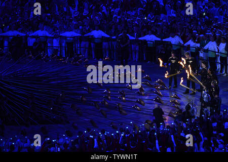 Sieben Aufstrebende britische Athleten bereiten sich die Olympischen Kessel während der Eröffnungsfeier der Olympischen Spiele 2012 in London am 27. Juli 2012 in Stratford, London. UPI/Pat Benic Stockfoto