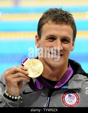 Die USA Ryan Lochte hält seine Goldmedaille, nachdem er die Männer 400 einzelnen Medley Finale bei den Aquatics Center während der Olympischen Sommerspiele 2012 in London in London am 28. Juli 2012. Lochte ist Zeit war 4:05.18 UPI/Pat Benic Stockfoto