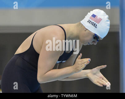 Elizabeth Beisel der Vereinigten Staaten erhält für ihre Wärme in 400 der Frauen M Individuelle Medley bei den Olympischen Sommerspielen 2012 in London bereit, am 28. Juli 2012 in Stratford, London. Beisel mit einer Zeit von 4 qualifiziert: 31.68, die alle Schwimmer in der Veranstaltung. Stockfoto