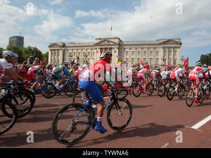 Olympischen Radfahrer fahren vor dem Buckingham Palace zu Beginn des Radfahrens Straße Rennen der Männer an den Olympischen Sommerspielen 2012 in London am 28. Juli 2012 in London. UPI/Hugo Philpott Stockfoto