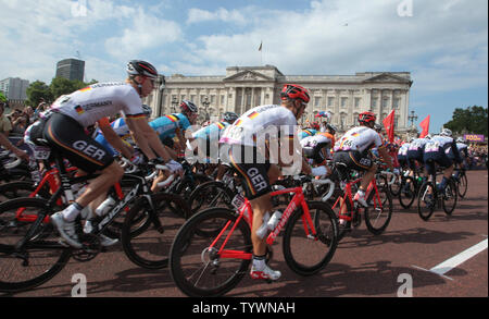 Olympischen Radfahrer fahren vor dem Buckingham Palace zu Beginn des Radfahrens Straße Rennen der Männer an den Olympischen Sommerspielen 2012 in London am 28. Juli 2012 in London. UPI/Hugo Philpott Stockfoto