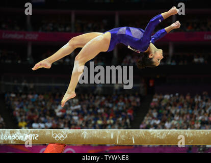 Die USA Alexandra Raisman führt ihr Programm auf dem Schwebebalken während ihrer Routine an Gymnastik Qualifikation der Frauen am North Greenwich Arena während der Olympischen Sommerspiele 2012 in London in Greenwich, London Am 29. Juli 2012. UPI/Pat Benic Stockfoto