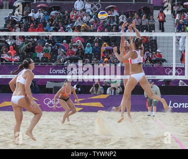 Das Team aus Holland und Spanien konkurrieren in der ersten Runde Frauen Beach Volleyball bei den Olympischen Sommerspielen 2012 in London am 29. Juli 2012 in London. UPI/Hugo Philpott Stockfoto