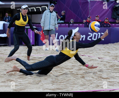 Brasiliens Talita Rocha Tauchgänge für die Kugel durch Mannschaftskameraden Maria Antonelli in ihren Women's Beach Volleyball Match gegen Holland beobachtete bei den Olympischen Sommerspielen 2012 in London am 29. Juli 2012 in London. UPI/Hugo Philpott Stockfoto