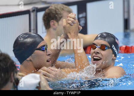 Goldmedaillenträger Matthäus Schmidt der Vereinigten Staaten (L) und Mannschaftskamerad und Silbermedaillengewinner Nick Thomas der Vereinigten Staaten reagieren, nachdem das Paar Medaillen bei den Männern 100 m Ruecken Finale bei den Olympischen Spielen 2012 in London am 30. Juli in Stratford, London 2012 gewonnen. Schmidt beendete mit einer Zeit von 52.16 Für den Fall, während Thomas am 52.92. UPI/Brian Kersey Stockfoto