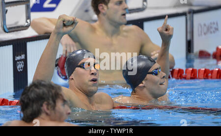 Goldmedaillenträger Matthäus Schmidt der Vereinigten Staaten (L) und Mannschaftskamerad und Silbermedaillengewinner Nick Thomas der Vereinigten Staaten reagieren, nachdem das Paar Medaillen bei den Männern 100 m Ruecken Finale bei den Olympischen Spielen 2012 in London am 30. Juli in Stratford, London 2012 gewonnen. Schmidt beendete mit einer Zeit von 52.16 Für den Fall, während Thomas am 52.92. UPI/Brian Kersey Stockfoto