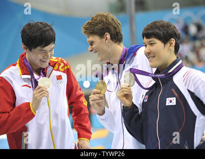 Silber Medaillengewinner Sun Yang von China (L) und Park Taehwan der Republik Korea (R) und Goldmedaillengewinner Yannick Agnel von Frankreich stellen nach der Siegerehrung für die Männer 200m Freistil Finale bei den Olympischen Spielen 2012 in London am 30. Juli 2012 in Stratford, London. Sonne und Park beendete mit einer Zeit von 1:44.93 Während Agnel beendet bei 1:43.14. UPI/Brian Kersey Stockfoto