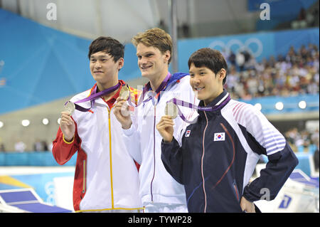 Silber Medaillengewinner Sun Yang von China (L) und Park Taehwan der Republik Korea (R) und Goldmedaillengewinner Yannick Agnel von Frankreich stellen nach der Siegerehrung für die Männer 200m Freistil Finale bei den Olympischen Spielen 2012 in London am 30. Juli 2012 in Stratford, London. Sonne und Park beendete mit einer Zeit von 1:44.93 Während Agnel beendet bei 1:43.14. UPI/Brian Kersey Stockfoto