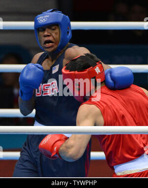 Schwergewichte Michael Hunter II der USA und Artur Beterbiev Russlands Schlacht im Olympischen Boxen zu dem ExCel Ausstellungszentrum an den Olympischen Sommerspielen 2012 in London am 1. August 2012 in London. Beterbiev besiegte Hunter. UPI/Terry Schmitt Stockfoto