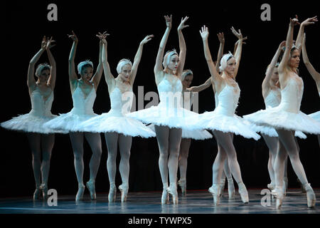 Die English National Ballet führt vor Beginn der Gymnastik Einzel-mehrkampf der Damen an der North Greenwich Arena während der Olympischen Sommerspiele 2012 in London in Greenwich, London Am 2. August 2012. UPI/Pat Benic Stockfoto