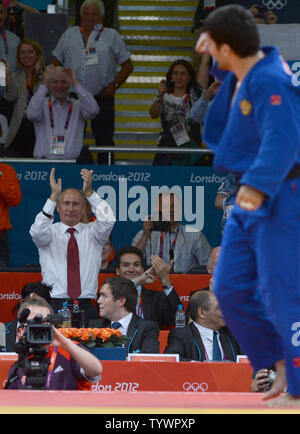 Der russische Präsident Wladimir Putin lobt Goldmedaillenträger Tagir Khaibulaev Russlands bei der Judo Veranstaltungsort im ExCel Center an der Olympischen Sommerspiele 2012 in London am 2. August in London 2012. Die Russen Gold in der Männer 100 kg. UPI/Terry Schmitt Stockfoto