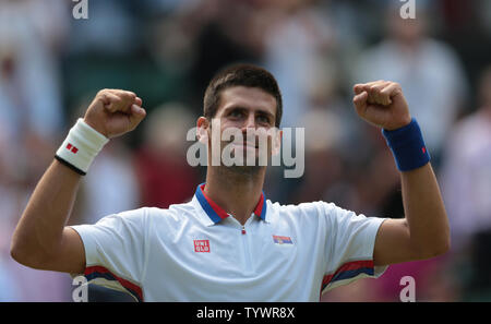 Serbiens Novak Djokovic feiert seinen Sieg gegen Frankreich Jo Wilfried-Tsonga in der Mens Tennis gesamtwettbewerbs an den Olympischen Sommerspielen 2012 in London am 02 August, in Wimbledon, London 2012. UPI/Hugo Philpott Stockfoto