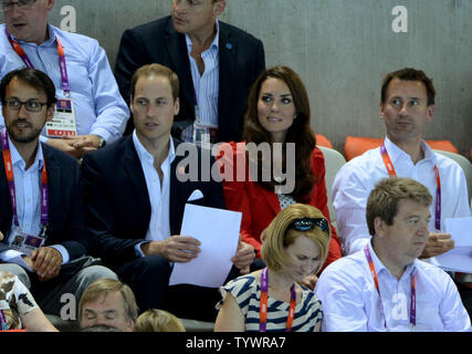 Der Herzog und die Herzogin von Cambridge, Prinz William und Kate Middleton, sind nur ein Teil der Masse, wie sie die schwimmen Veranstaltungen an der Aquatics Center während der Olympischen Sommerspiele 2012 in London in Stratford, London sehen Sie am 3. August 2012. UPI/Pat Benic Stockfoto