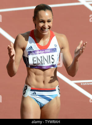 Jessica Ennis von Großbritannien Lächeln nach der Frauen Siebenkampf 100 m Hürden bei der Leichtathletik Wettbewerb im Olympischen Stadion in der Olympischen Sommerspiele 2012 in London am 3. August 2012 in London. UPI/Terry Schmitt Stockfoto