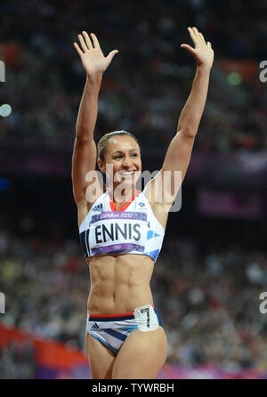 Jessica Ennis von Großbritannien feiert nach dem Überqueren der Ziellinie in die 200 m der Frauen Siebenkampf in der Leichtathletik Wettbewerb im Olympischen Stadion in der Olympischen Sommerspiele 2012 in London am 3. August 2012 in London. UPI/Terry Schmitt Stockfoto