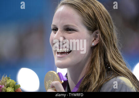 Missy Franklin der Vereinigten Staaten lächelt nach dem Erhalt der Goldmedaille über 200 m Rücken Frauen Finale bei den Olympischen Spielen 2012 in London am 3. August 2012 in Stratford, London. Franklin einen Weltrekord mit einer Zeit von 2:04.06 in der Endrunde. UPI/Brian Kersey Stockfoto