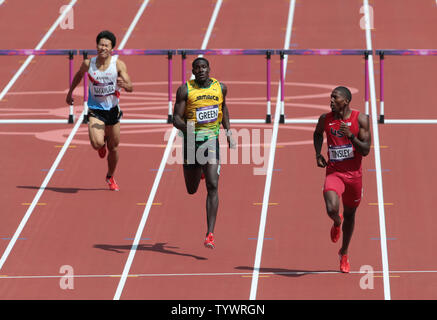 L-R Japan Akihiko Nakamura, Jamaikas Leford Grün und Amerikas Michael Tinsley Teil im Vorlauf über 400 m Hürden der Männer nehmen am ersten Tag der Leichtathletik im Olympischen Stadion bei den Olympischen Spielen 2012 in London im August 03, in London 2012. UPI/Hugo Philpott Stockfoto