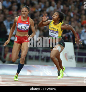 Shelly-Ann Fraser-Pryce von Jamaika (R) schlägt heraus Allyson Felix der USA im 100 m der Frauen bei den Olympischen Sommerspielen 2012 in London am 3. August 2012 in London. UPI/Terry Schmitt Stockfoto