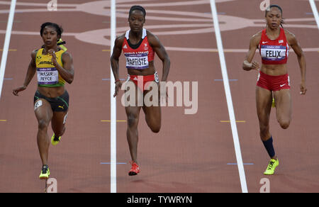 Jamaikas Shelly-Ann Fraser-Pryce (L) in Aktion, wie sie ihre 100 m Halbfinale der Frauen gewinnt, wie amerikanische Allyson Felix (R) wurde Zweiter und Trinidad ist kelly-ann Baptiste (C) Third beendete, an den Olympischen Spielen 2012, 4. August 2012, in London, England. UPI/Mike Theiler Stockfoto