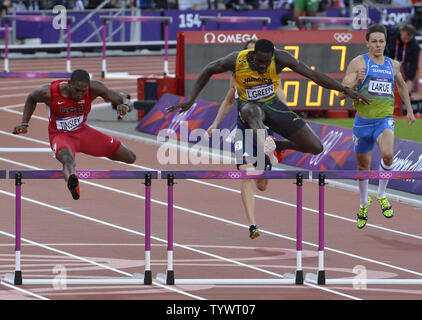 Amerikaner Michael Tinsley (L), die in Aktion zusammen mit Jamaika Leford Grün (C), wie sie Ende der Ersten und der Zweiten, in der die Männer 400m Hürdenlauf Halbfinale bei den Olympischen Sommerspielen 2012, 4. August 2012, in London, England. UPI/Mike Theiler Stockfoto