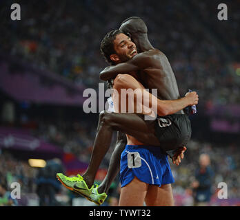 Goldmedaille Ezekiel Kemboi von Kenia (R) wird durch die Silbermedaille Mahiedine Mekhissi-Benabbad von Frankreich nach dem Gewinn der 3000 m Hindernis in der Leichtathletik bei den Olympischen Sommerspielen 2012 in London am 5. August 2012 aufgehoben, in London. UPI/Terry Schmitt Stockfoto