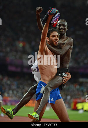 Goldmedaille Ezekiel Kemboi von Kenia (R) wird durch die Silbermedaille Mahiedine Mekhissi-Benabbad von Frankreich nach dem Gewinn der 3000 m Hindernis in der Leichtathletik bei den Olympischen Sommerspielen 2012 in London am 5. August 2012 aufgehoben, in London. UPI/Terry Schmitt Stockfoto