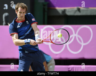 Andy Murray Großbritannien liefert einen Schuß während der Herren Einzel tennis Finale gegen Roger Federer aus der Schweiz an den Olympischen Spielen 2012 in London am 5. August 2012 in Wimbledon, London. Murray besiegt Federer 6-2, 6-1, 6-4, um die Goldmedaille zu gewinnen. UPI/Brian Kersey Stockfoto