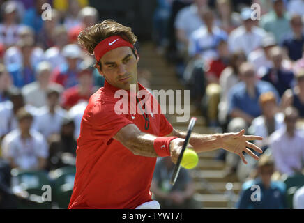 Roger Federer von der Schweiz liefert einen Schuß während der Herren Einzel tennis Finale gegen Andy Murray von Großbritannien auf der Olympischen Sommerspiele 2012 in London am 5. August 2012 in Wimbledon, London. Murray besiegt Federer 6-2, 6-1, 6-4, um die Goldmedaille zu gewinnen. UPI/Brian Kersey Stockfoto