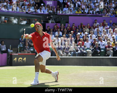 Roger Federer von der Schweiz liefert einen Schuß während der Herren Einzel tennis Finale gegen Andy Murray von Großbritannien auf der Olympischen Sommerspiele 2012 in London am 5. August 2012 in Wimbledon, London. Murray besiegt Federer 6-2, 6-1, 6-4, um die Goldmedaille zu gewinnen. UPI/Brian Kersey Stockfoto
